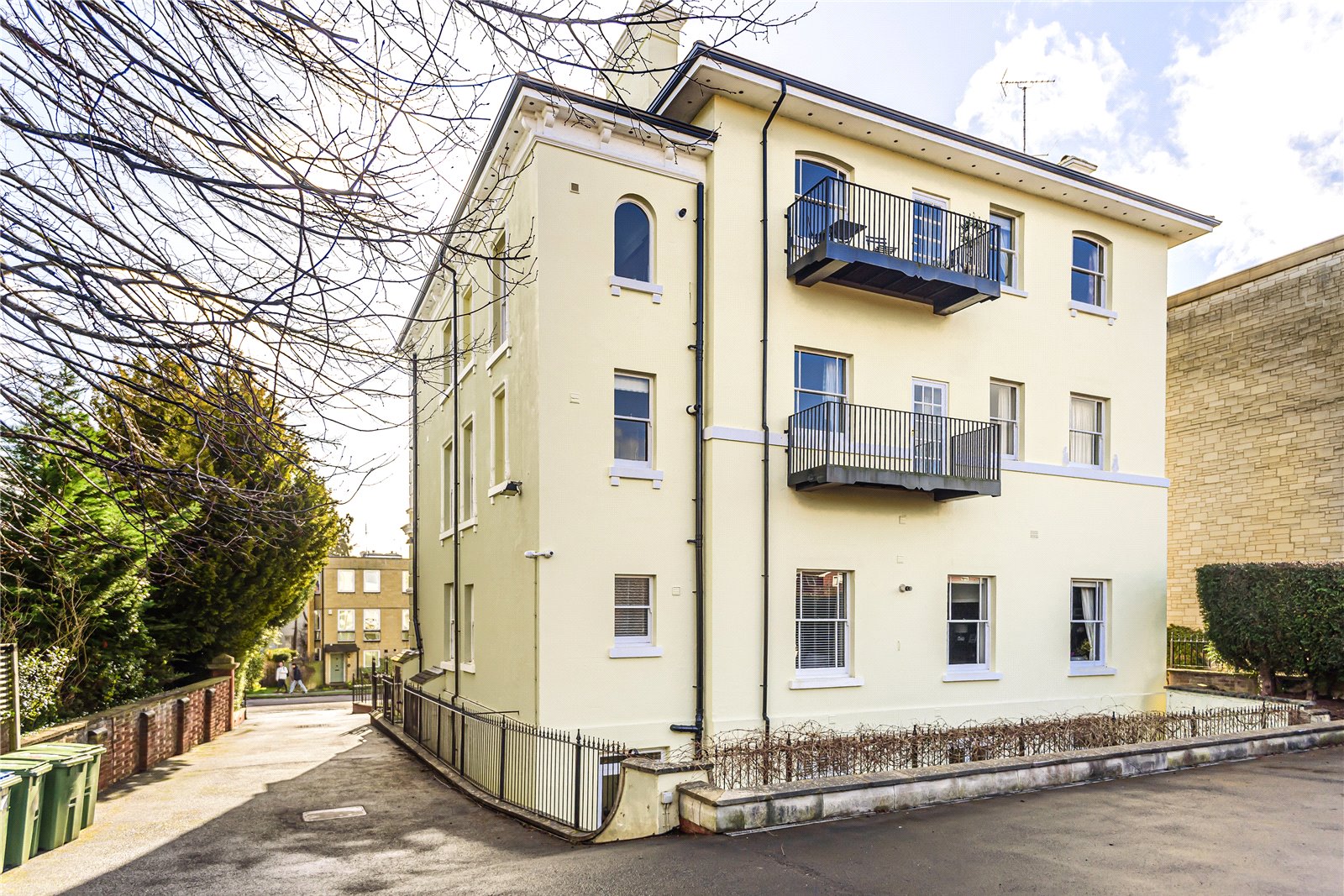 2 bedroom Flat to let in Cheltenham, Gloucestershire