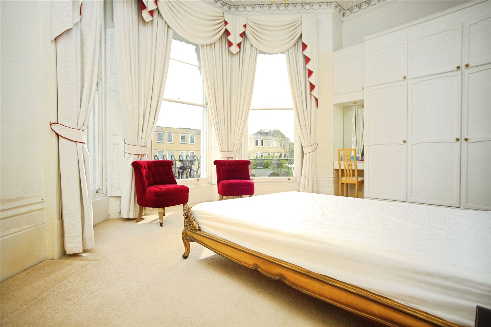 2 bedroom Flat to let in Cheltenham, Gloucestershire