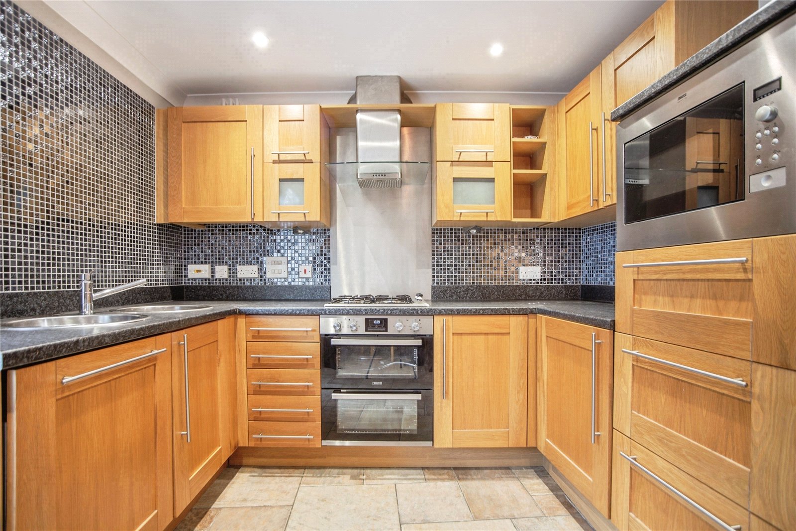3 bedroom House to let in Cheltenham, Gloucestershire
