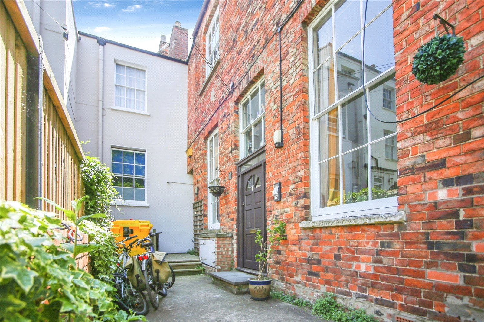 1 bedroom Flat to let in Cheltenham, Gloucestershire