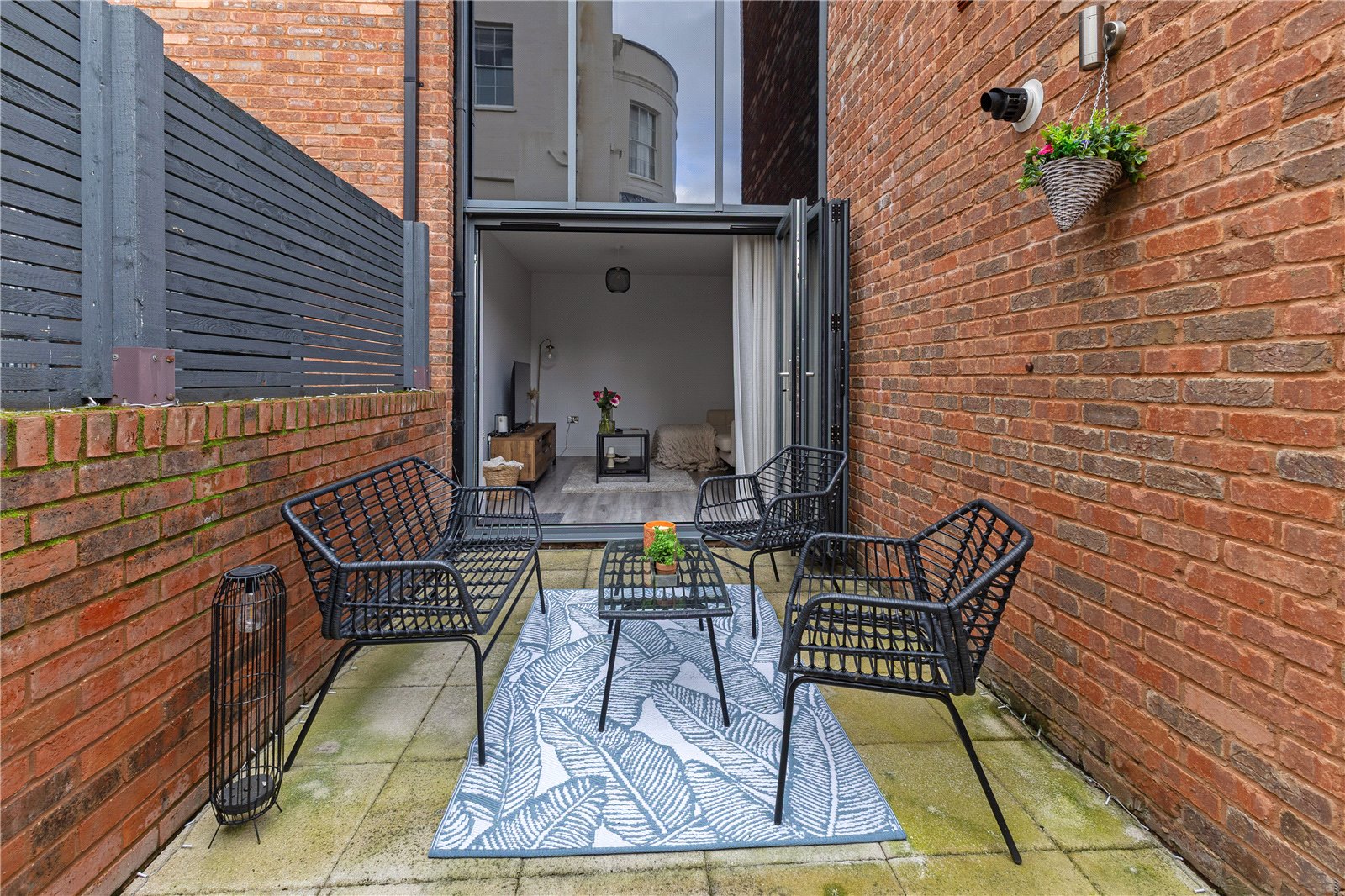2 bedroom Flat to let in Cheltenham, Gloucestershire