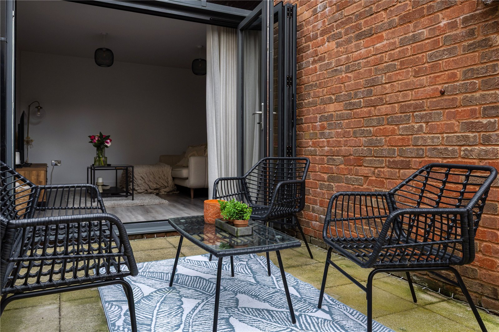 2 bedroom Flat to let in Cheltenham, Gloucestershire