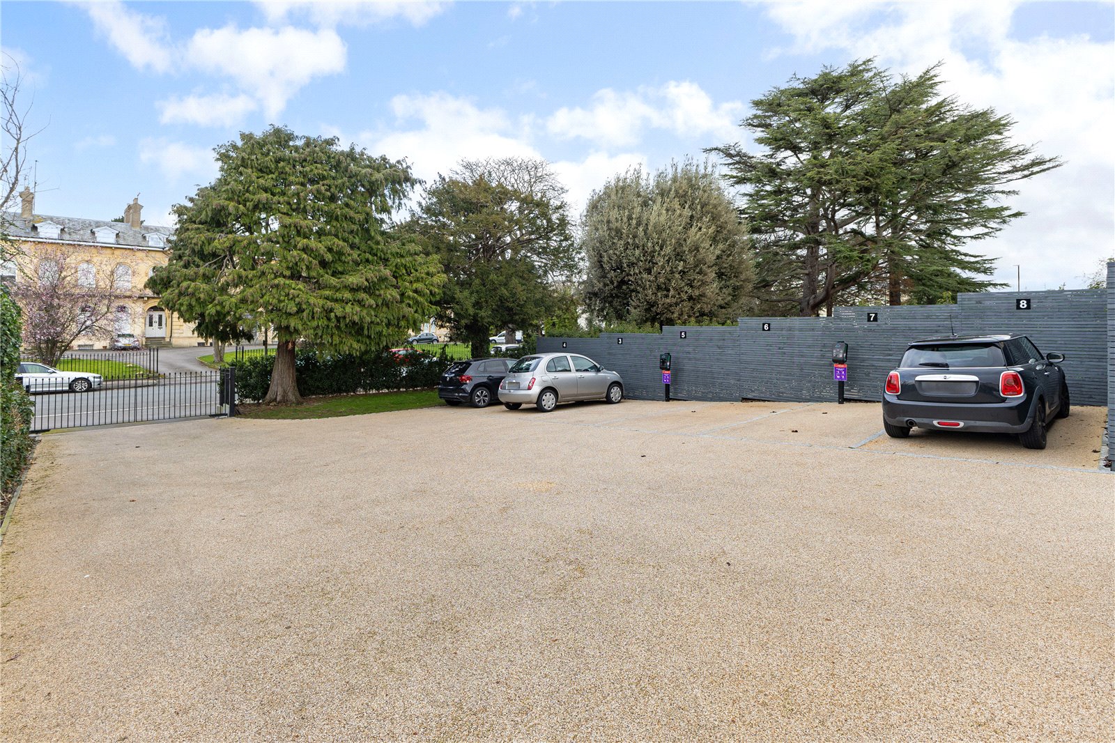 2 bedroom Flat to let in Cheltenham, Gloucestershire