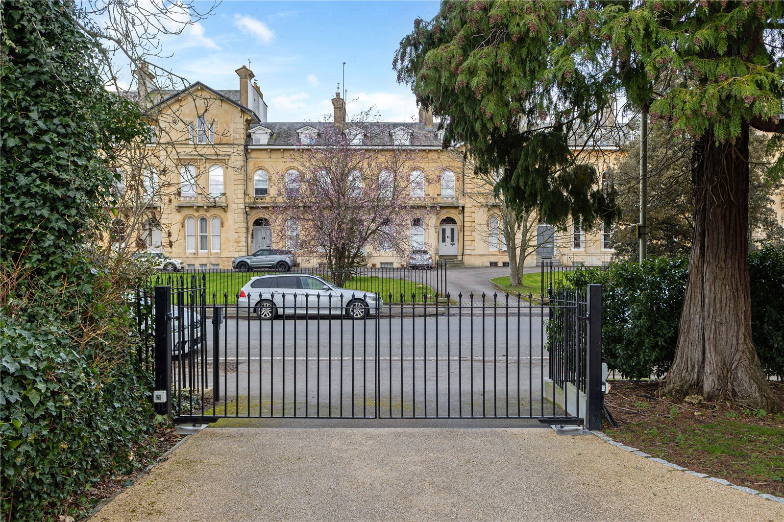 2 bedroom Flat to let in Cheltenham, Gloucestershire