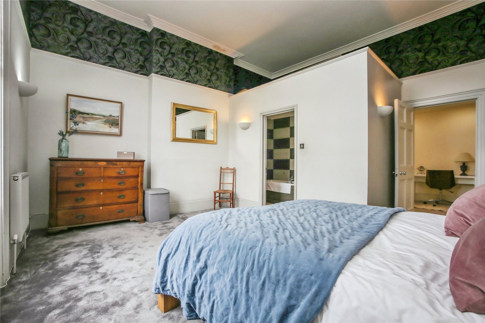 3 bedroom Flat to let in Cheltenham, Gloucestershire