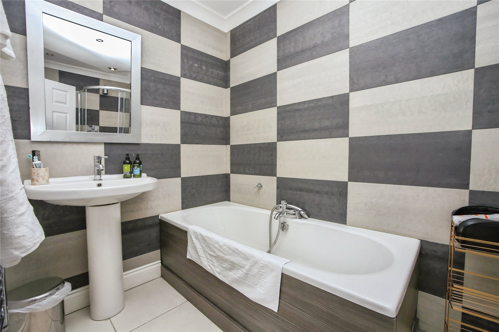 3 bedroom Flat to let in Cheltenham, Gloucestershire
