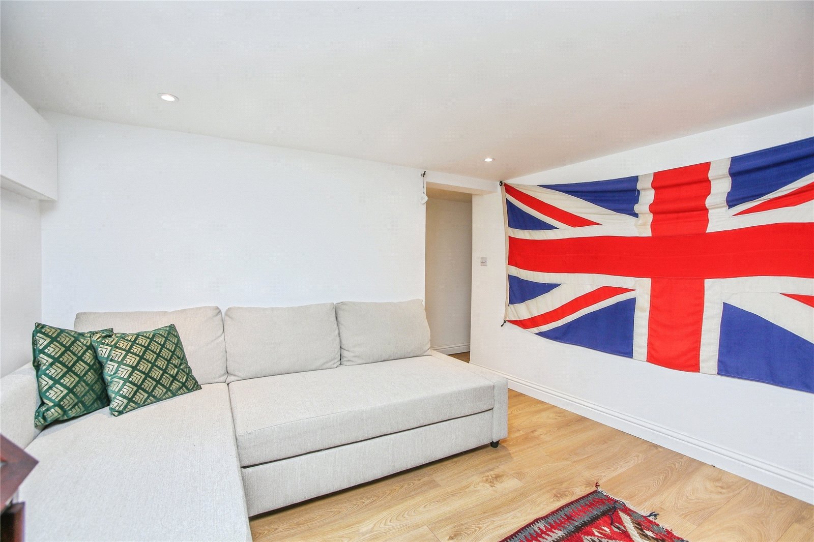 2 bedroom House to let in Cheltenham, Gloucestershire