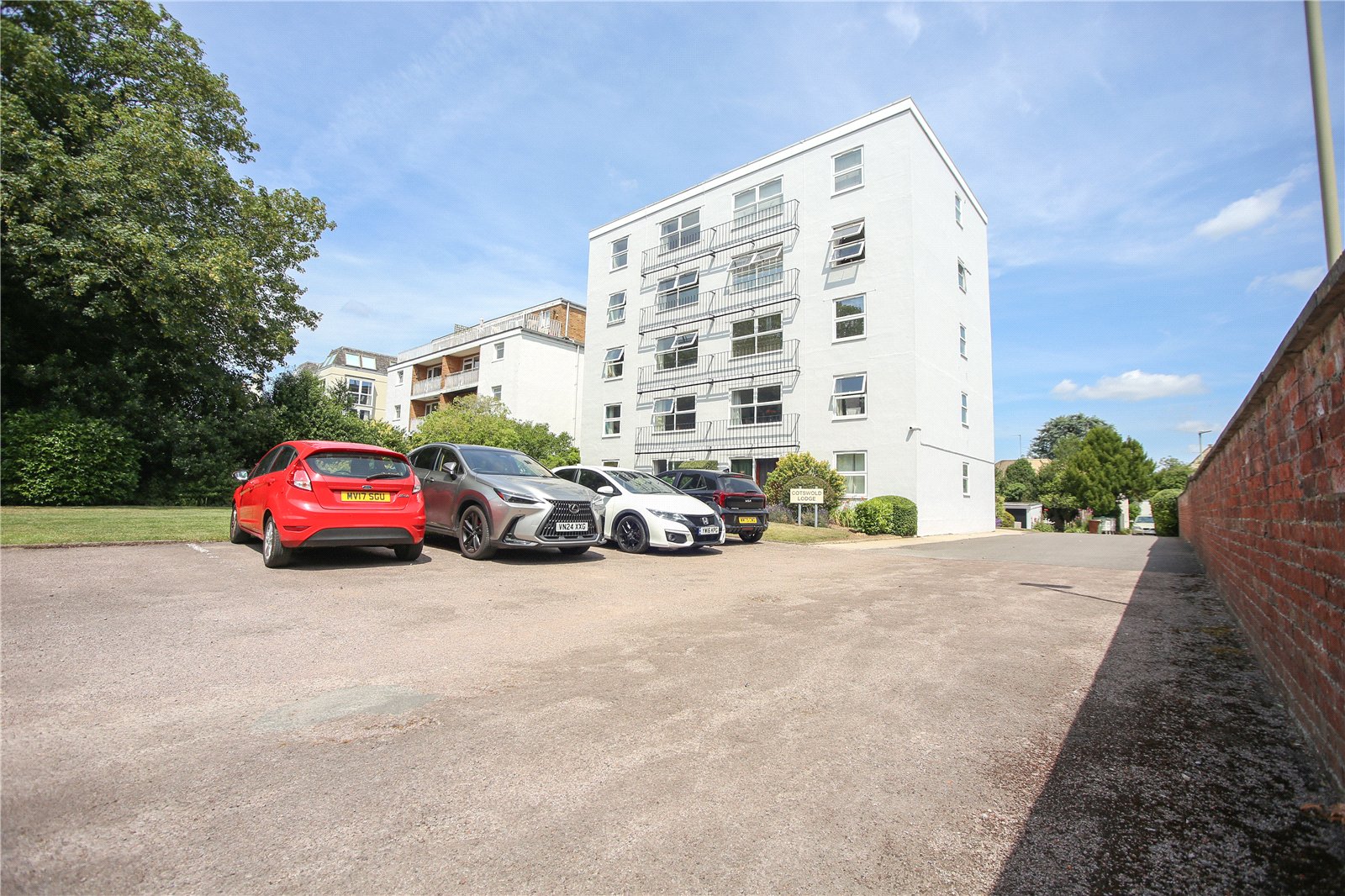 2 bedroom Flat to let in Cheltenham, Gloucestershire