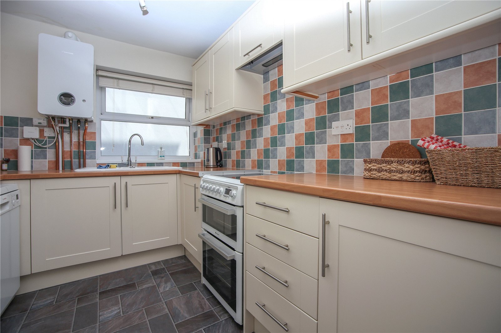 2 bedroom Flat to let in Cheltenham, Gloucestershire