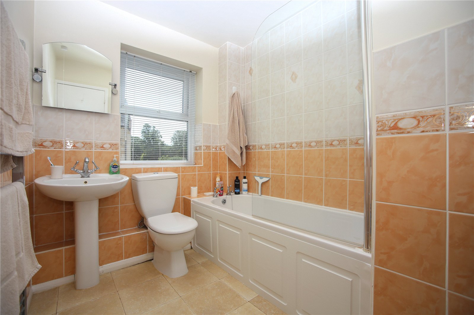 2 bedroom Flat to let in Cheltenham, Gloucestershire