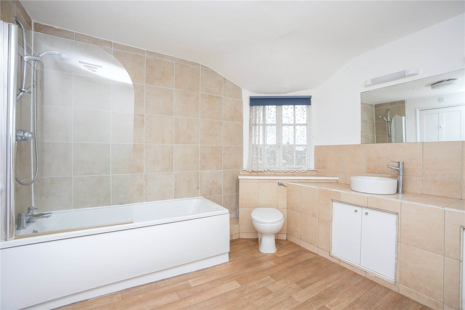 2 bedroom Flat to let in Fairview, Cheltenham, Glos