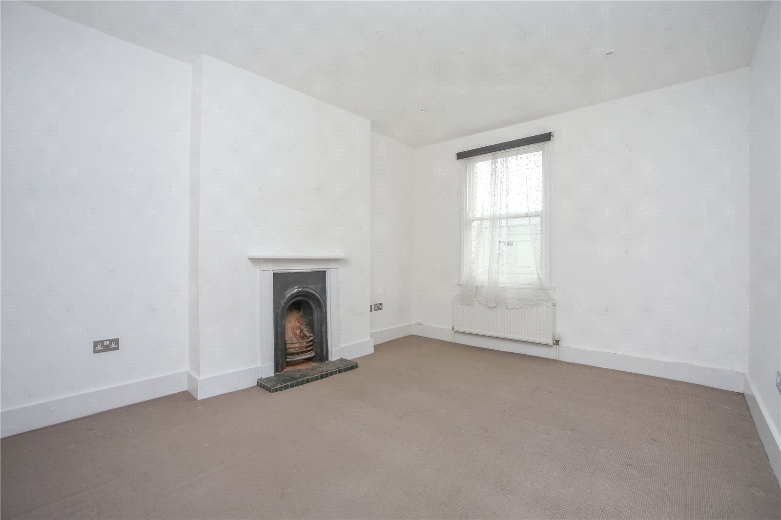 2 bedroom Flat to let in Fairview, Cheltenham, Glos