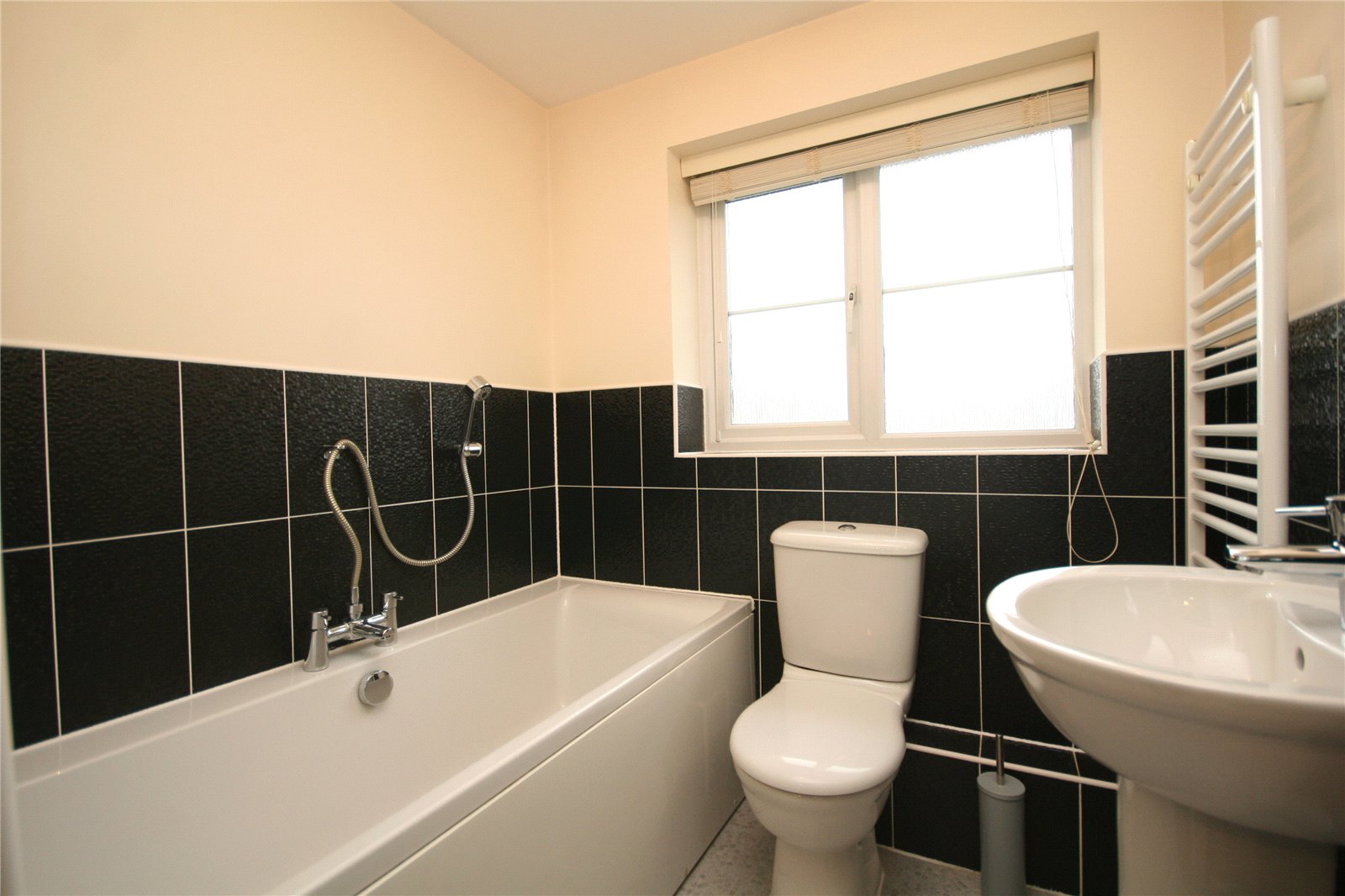 2 bedroom House to let in Bishops Cleeve, Cheltenham, Glos
