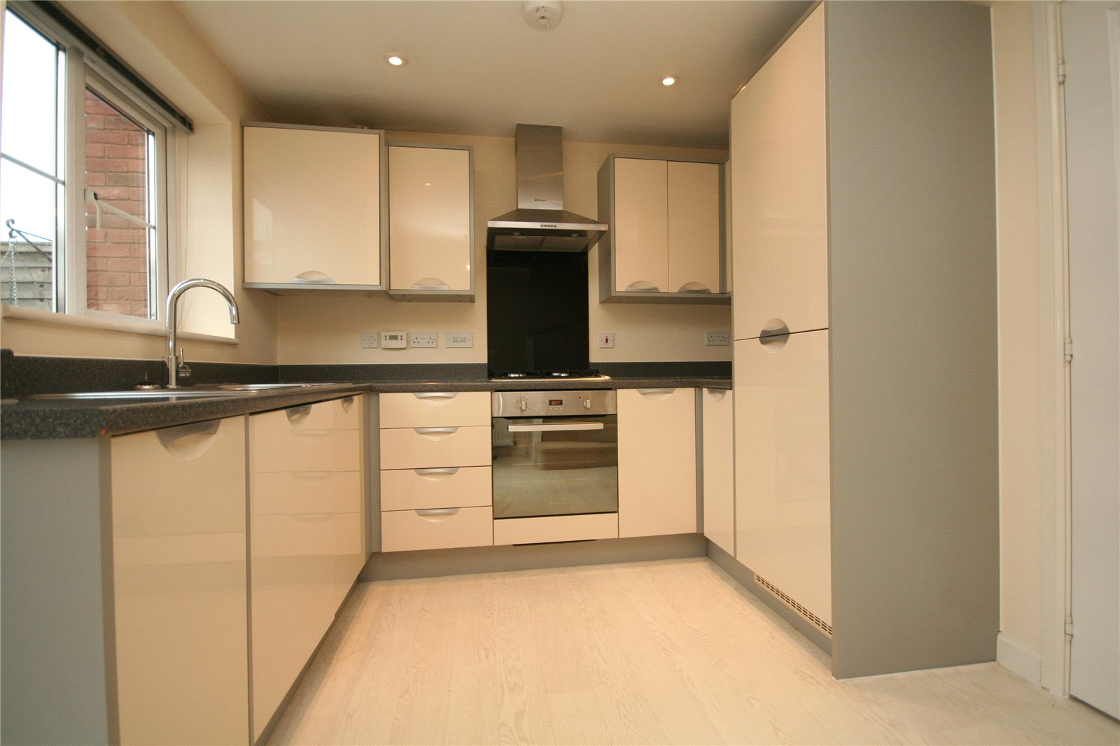 2 bedroom House to let in Bishops Cleeve, Cheltenham, Glos