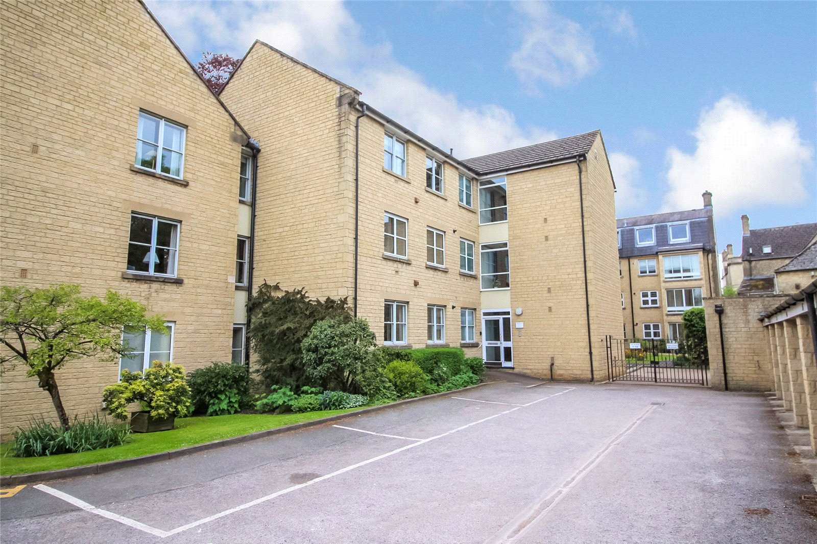 2 bedroom Flat for sale in Cirencester, Gloucestershire