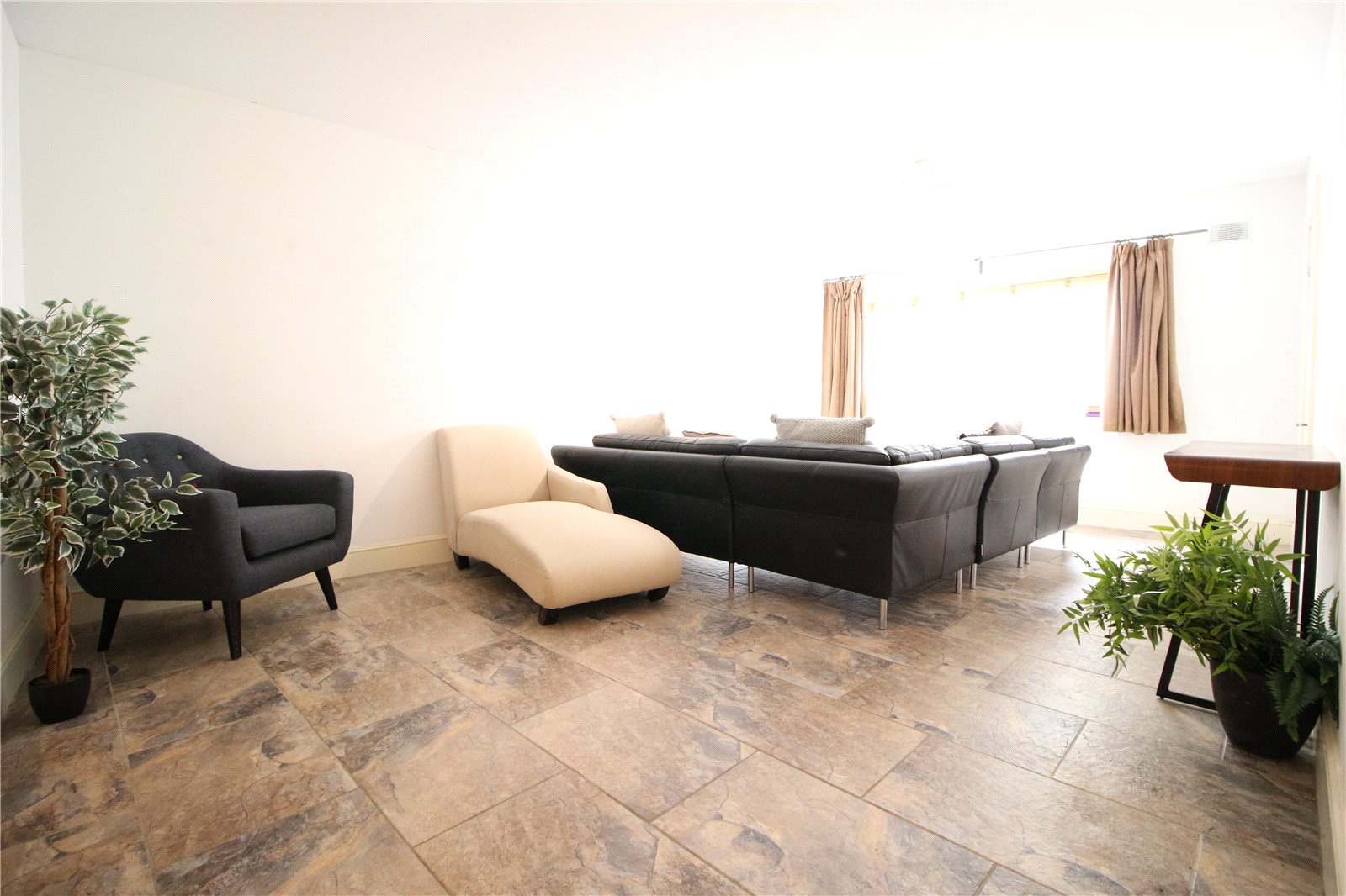 2 bedroom Flat to let in Cirencester, Gloucestershire