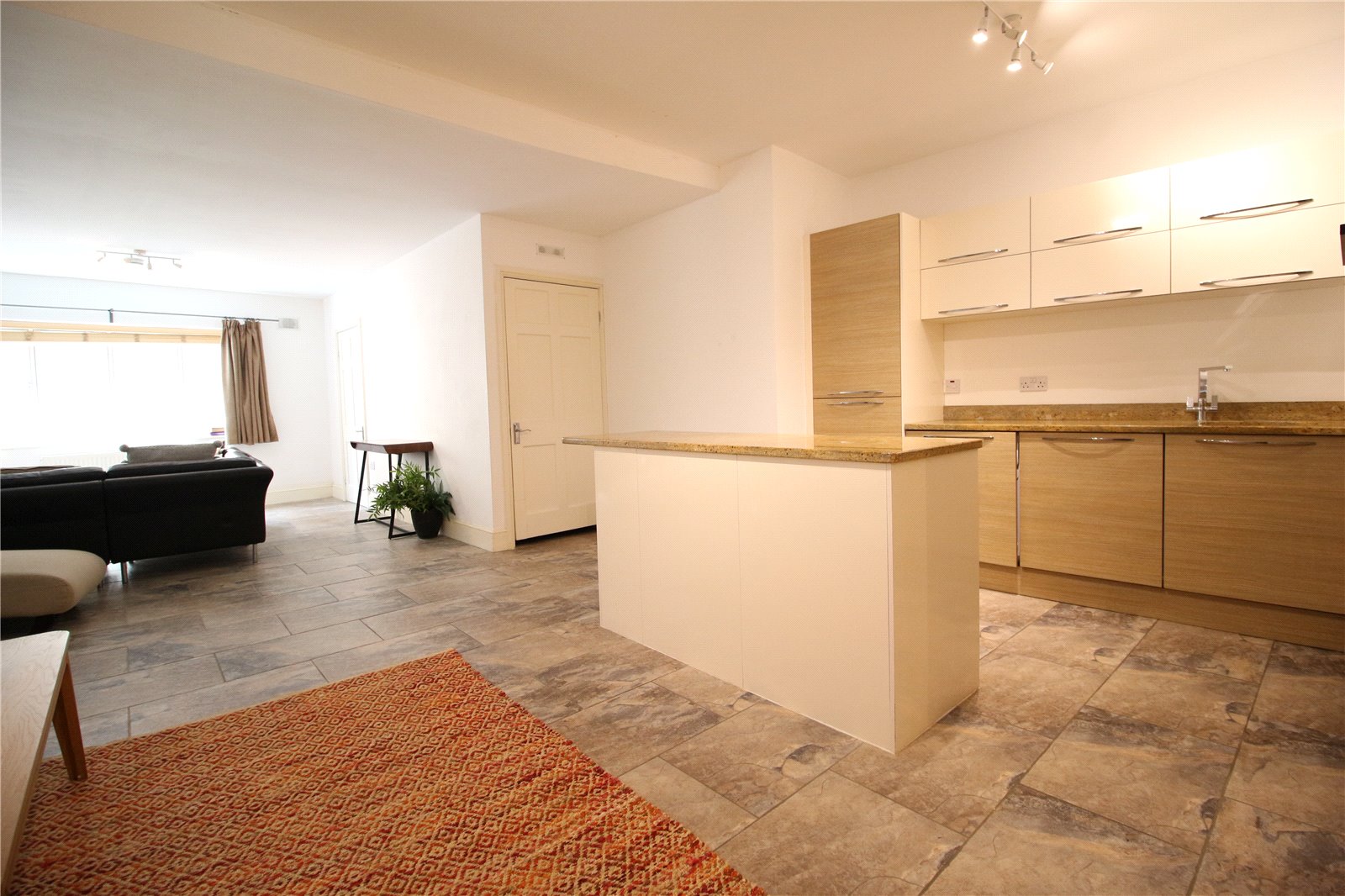 2 bedroom Flat to let in Cirencester, Gloucestershire
