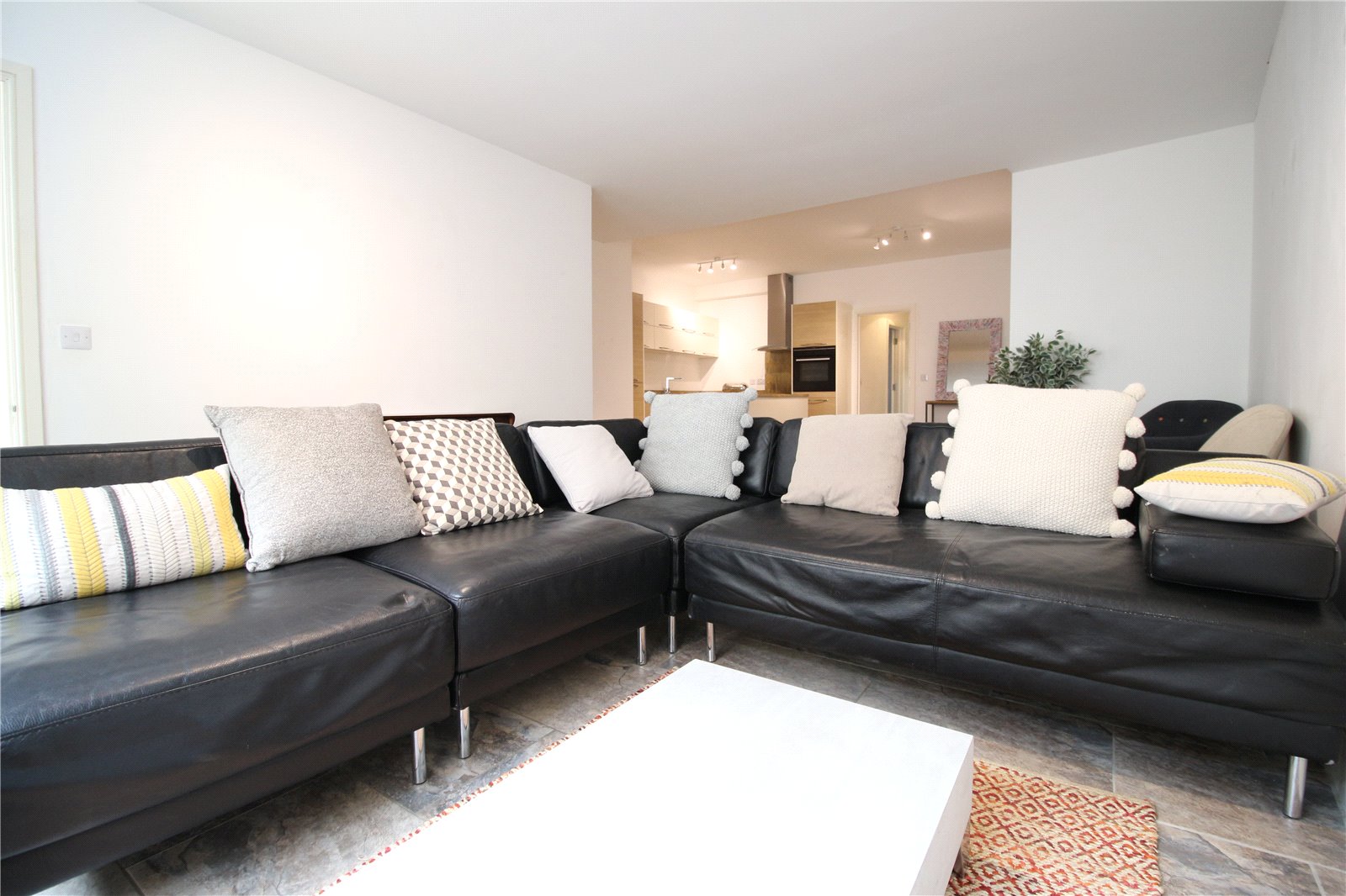 2 bedroom Flat to let in Cirencester, Gloucestershire