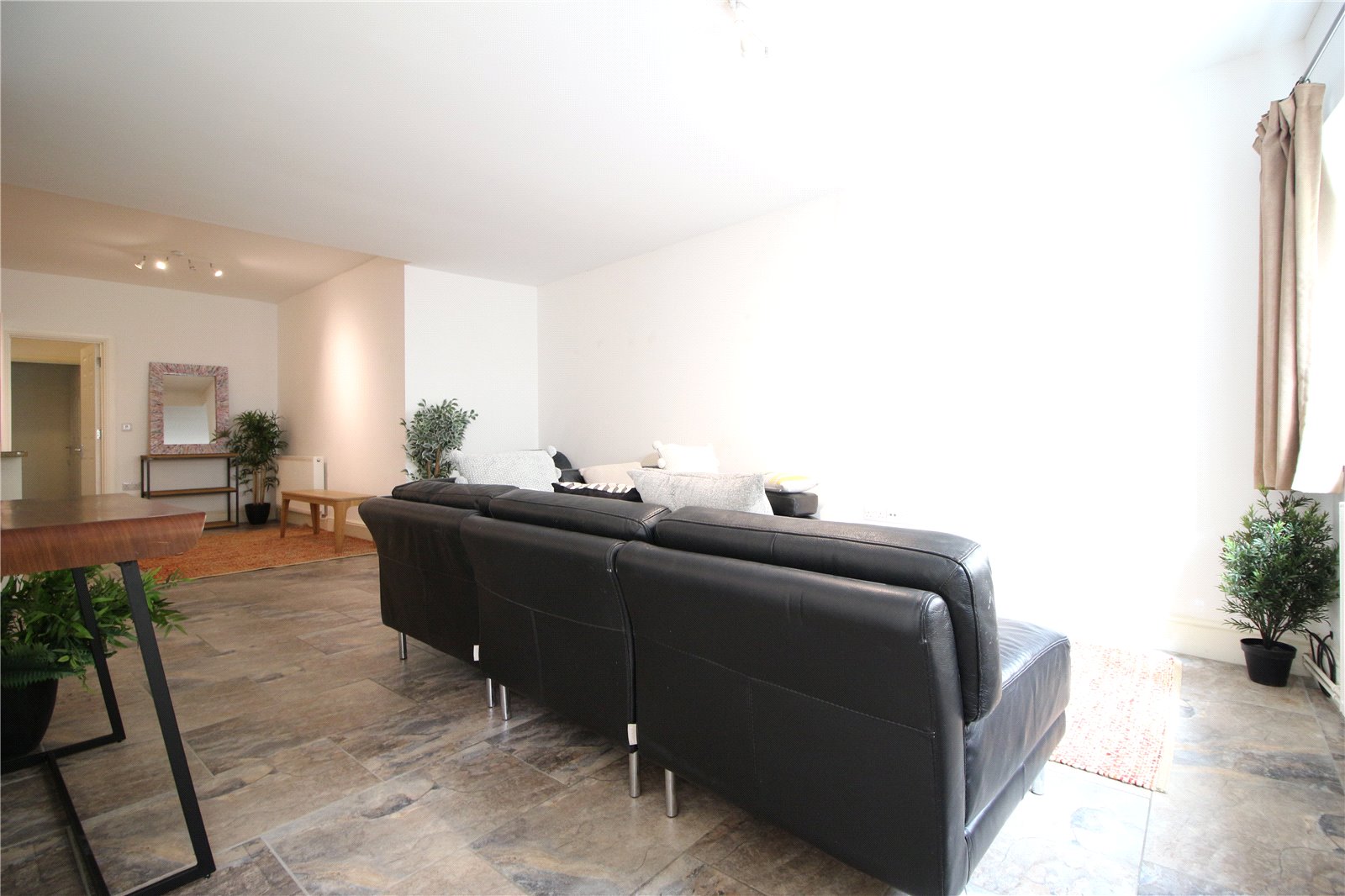 2 bedroom Flat to let in Cirencester, Gloucestershire