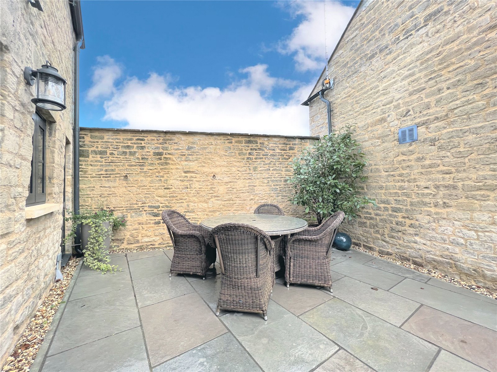 2 bedroom House to let in Cirencester