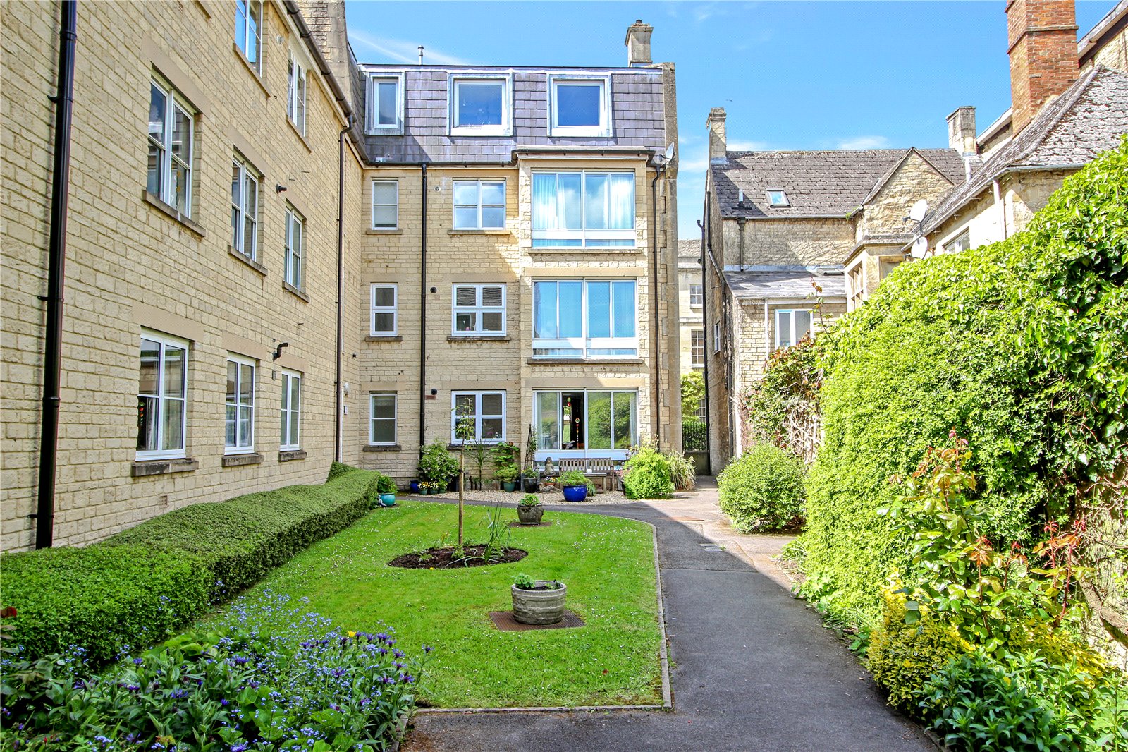 2 bedroom Flat to let in Cirencester
