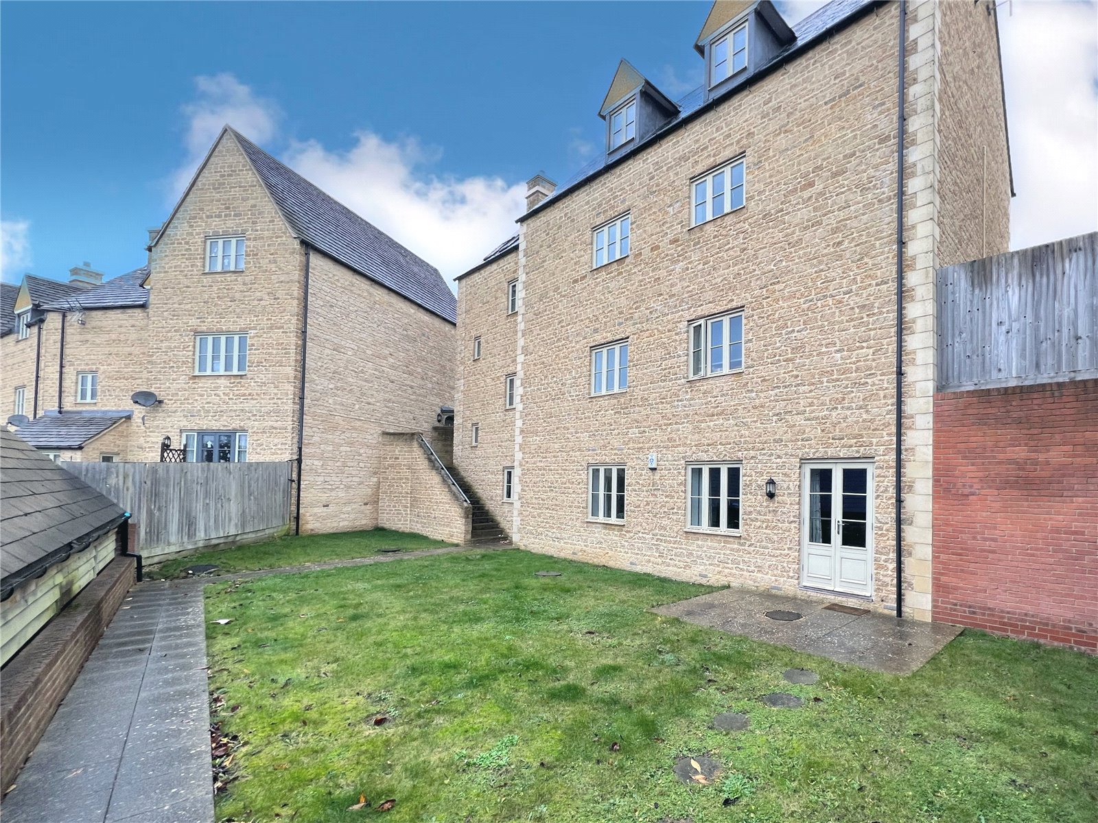 2 bedroom Flat to let in Cirencester