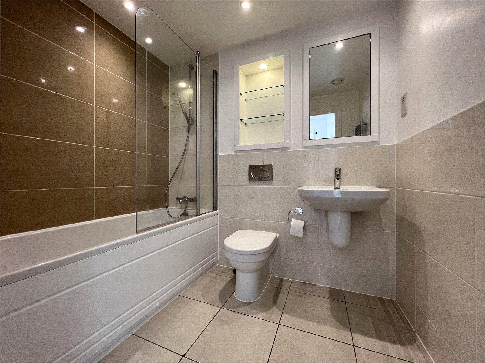 2 bedroom Flat to let in Cirencester