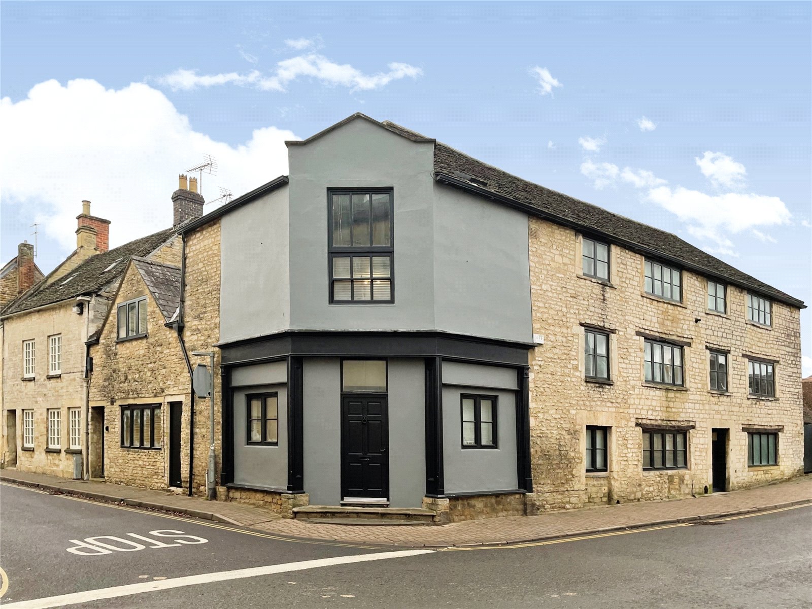2 bedroom Flat to let in Cirencester