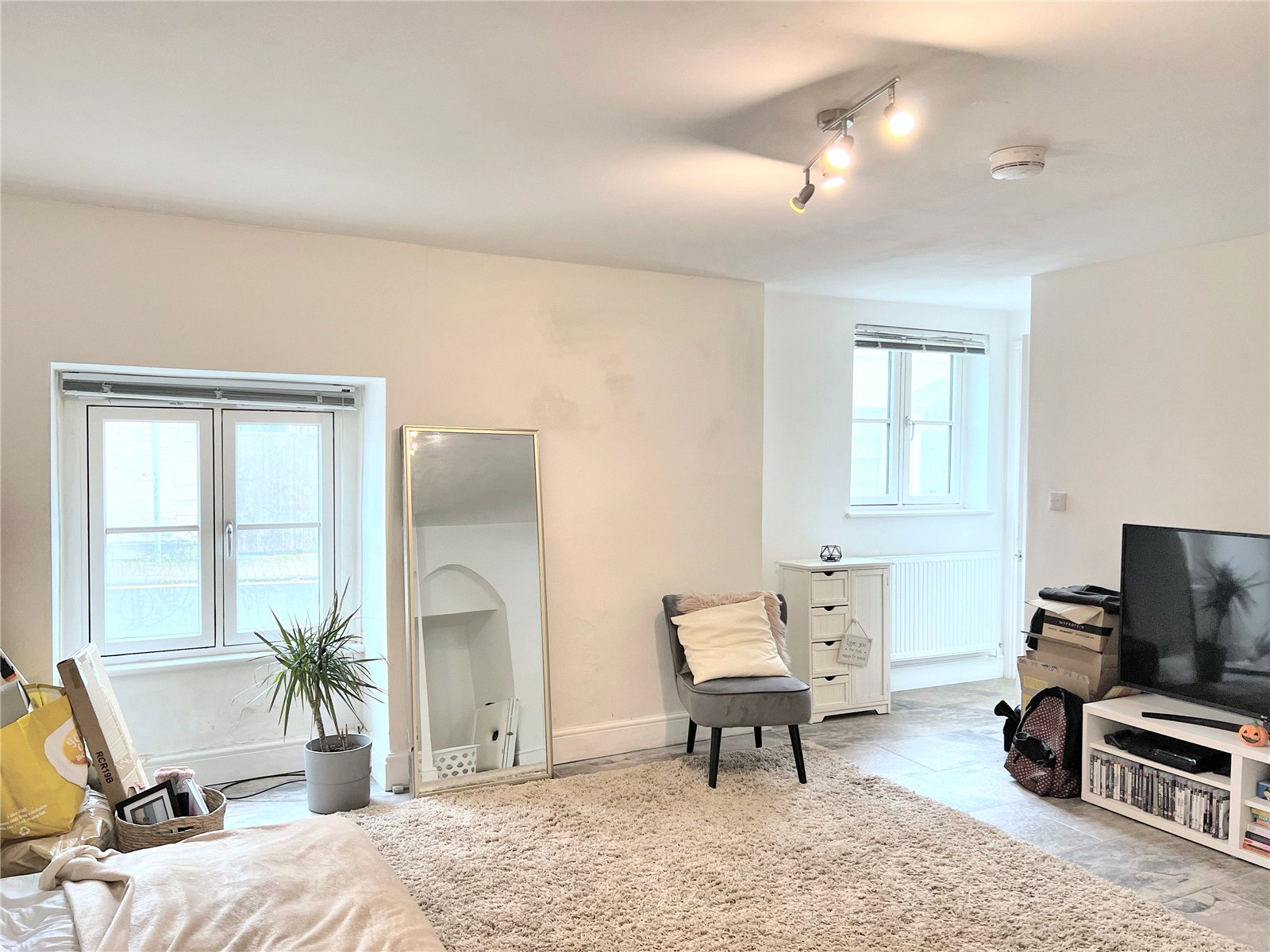 2 bedroom Flat to let in Cirencester