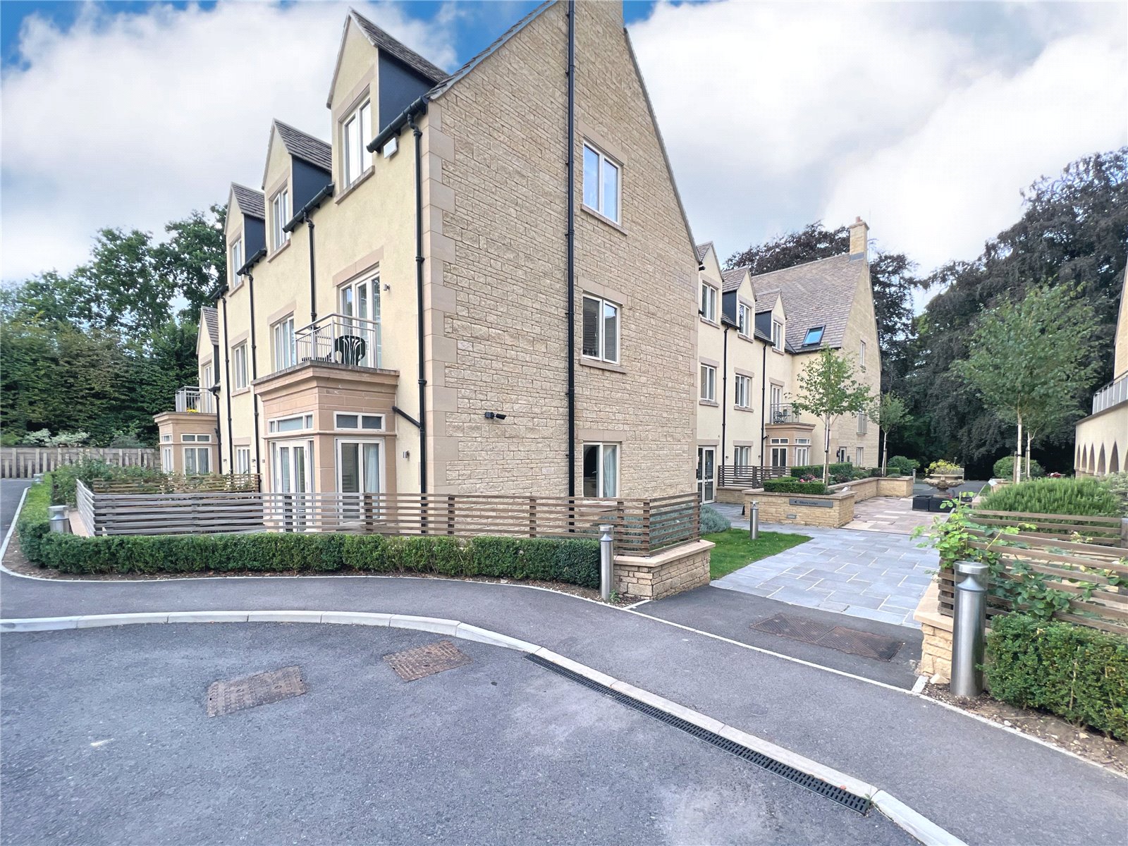 1 bedroom Flat for sale in Stratton, Cirencester, Gloucestershire