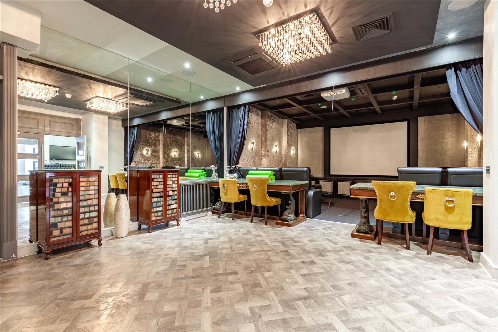 2 bedroom Flat for sale in Stratton, Cirencester, Gloucestershire