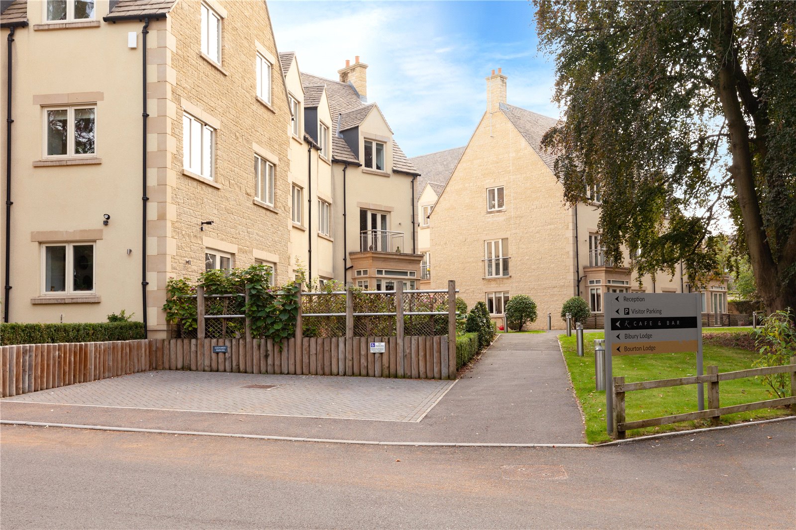 2 bedroom Flat for sale in Stratton, Cirencester, Gloucestershire