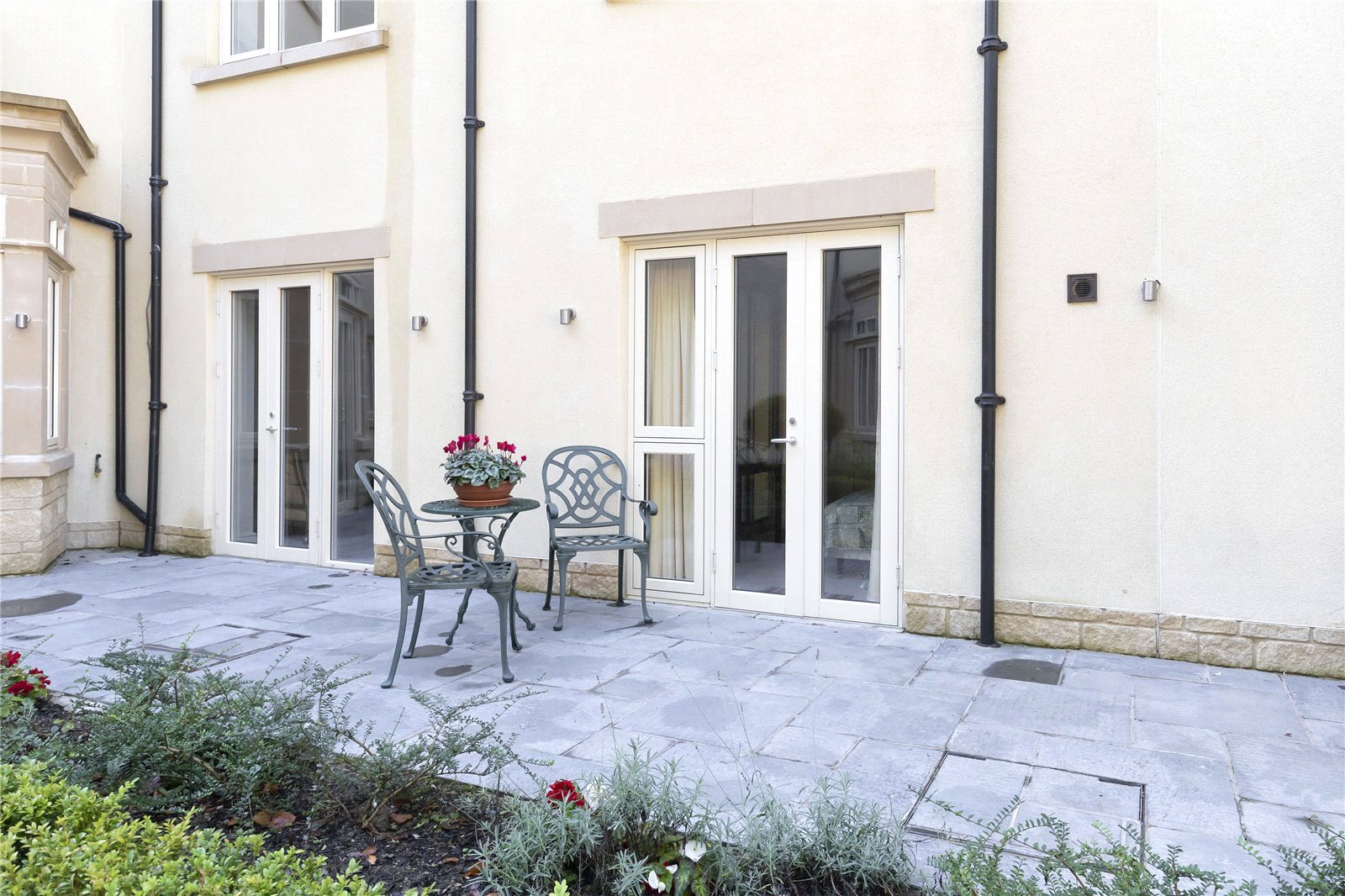 1 bedroom Flat to let in Stratton, Cirencester, Gloucestershire