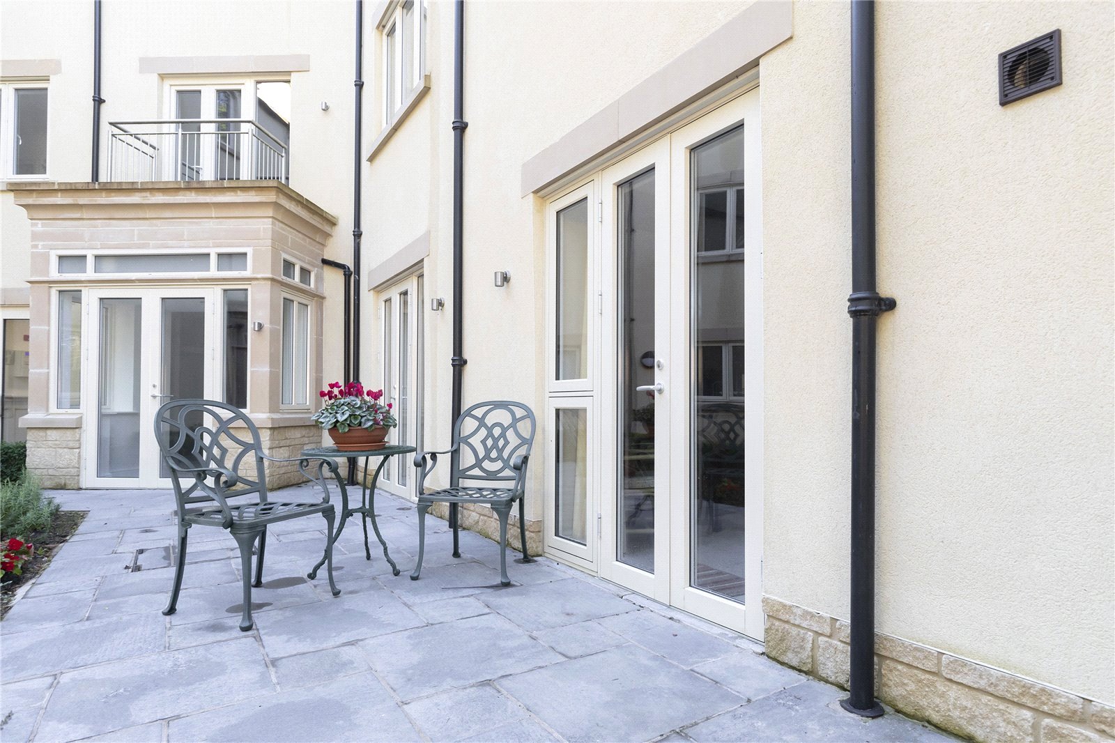 1 bedroom Flat to let in Stratton, Cirencester, Gloucestershire