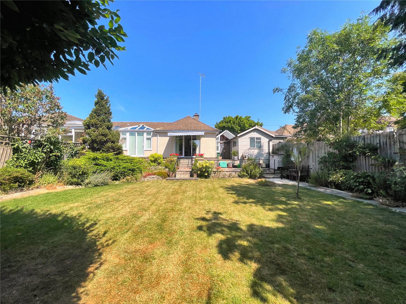 2 bedroom Bungalow for sale in Cirencester, Gloucestershire