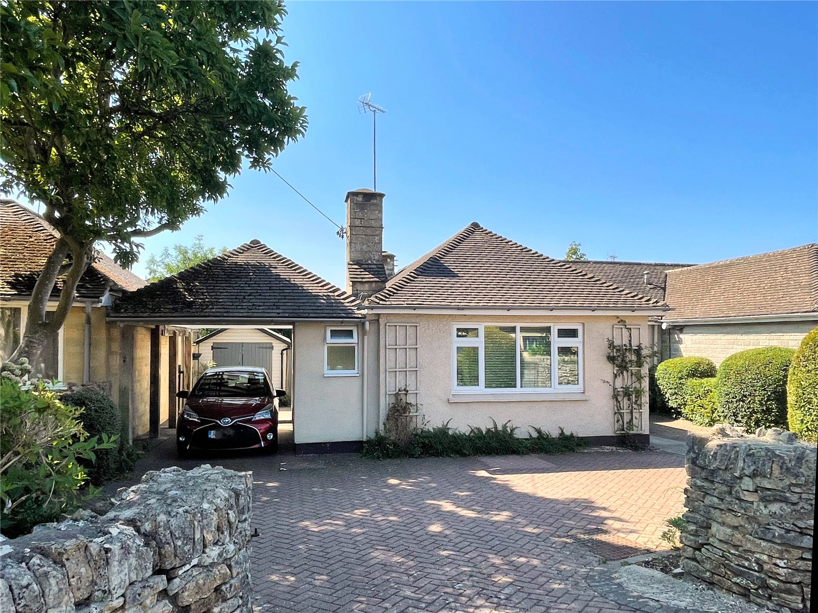 2 bedroom Bungalow for sale in Cirencester, Gloucestershire