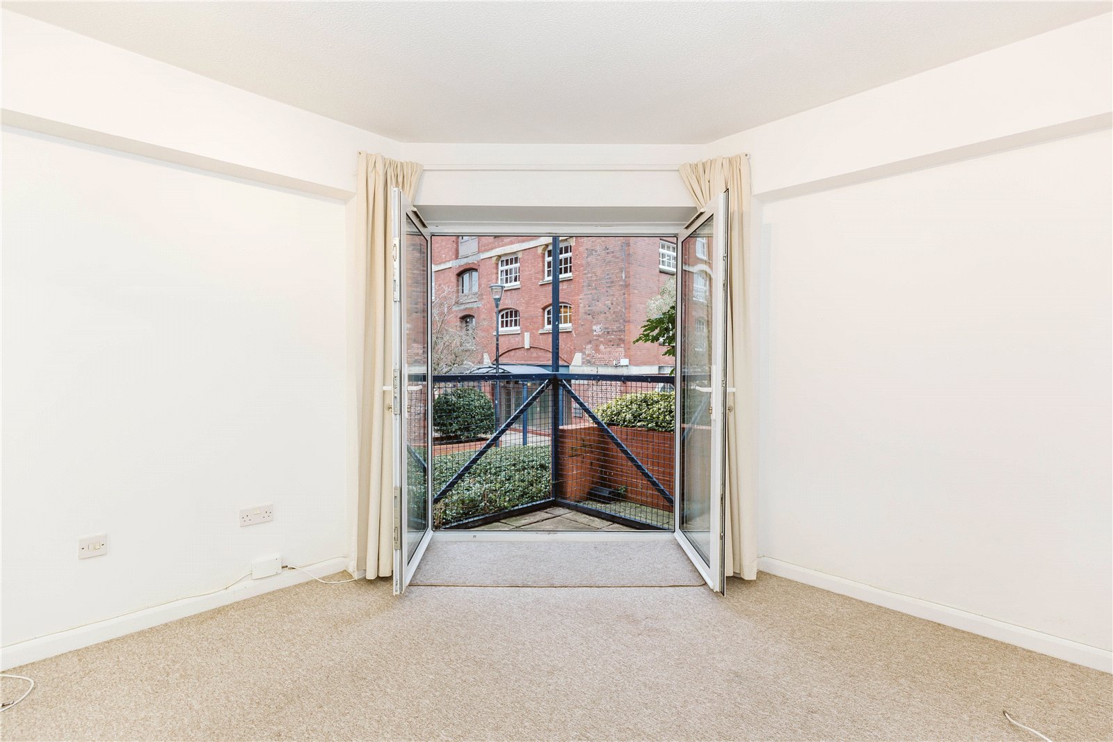 2 bedroom Flat to let in Ferry Street, City Centre, Bristol