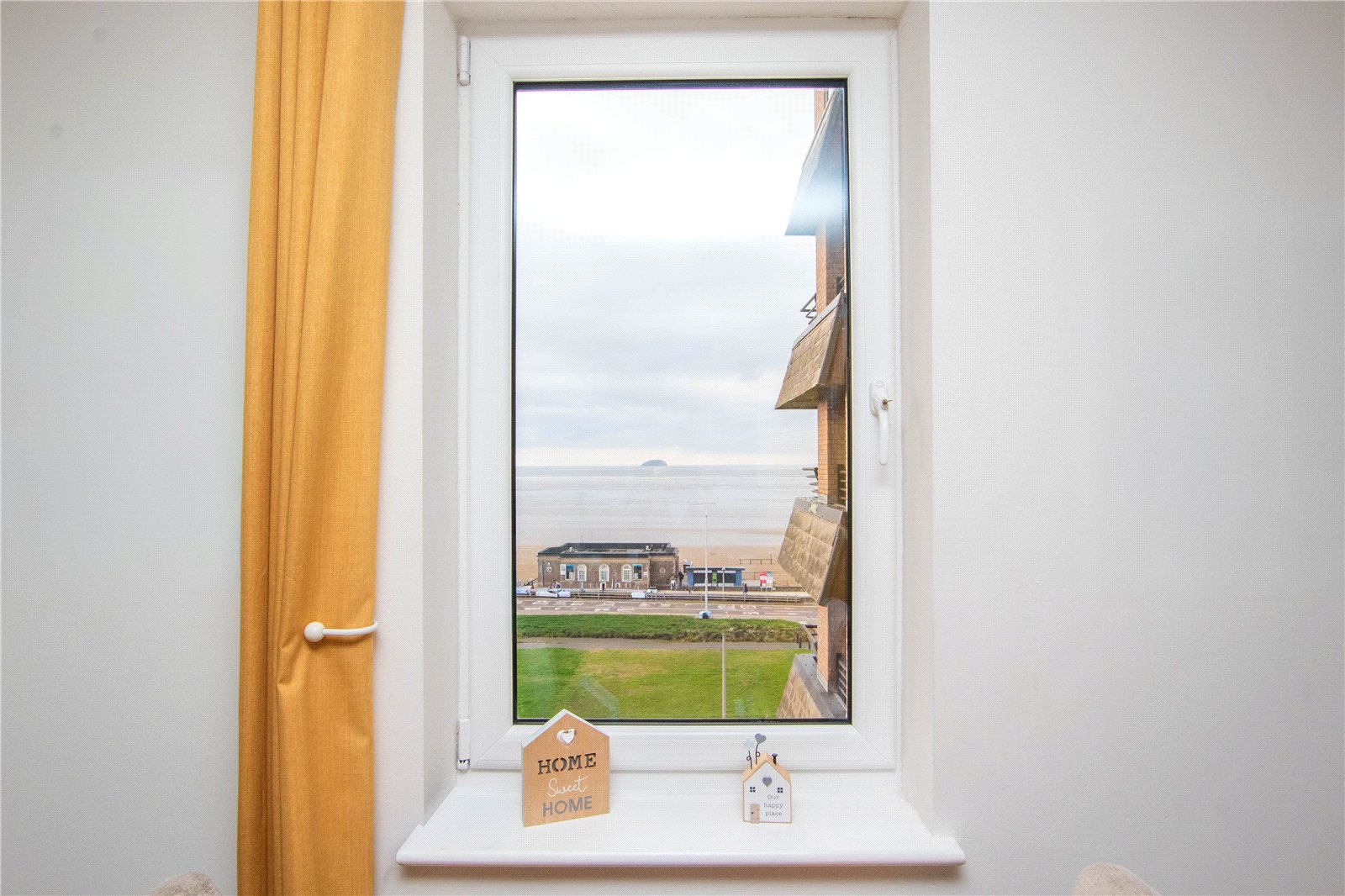 2 bedroom Flat for sale in Beach Road, Weston-super-Mare, Somerset