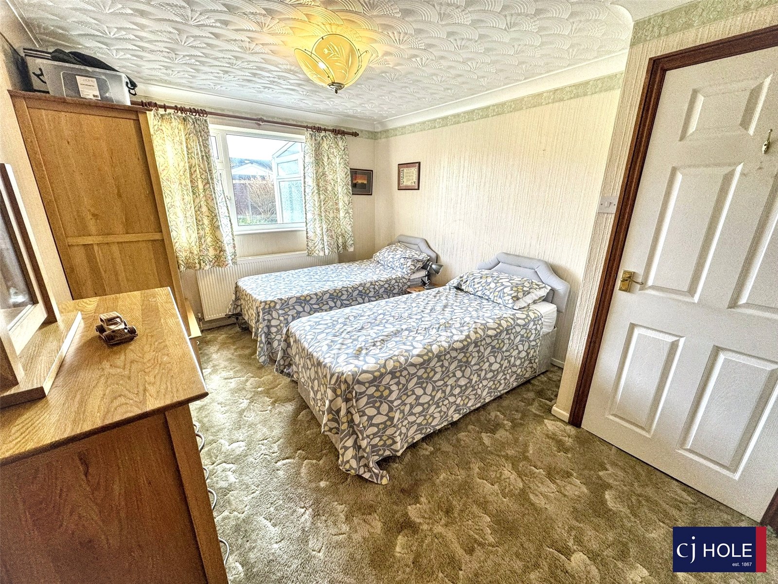 2 bedroom Bungalow for sale in Hucclecote, Gloucester