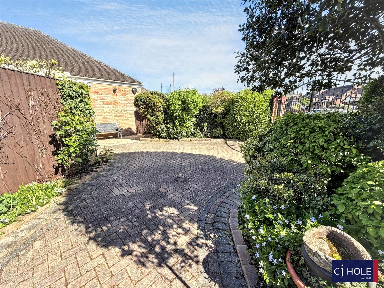 4 bedroom Bungalow for sale in Hucclecote