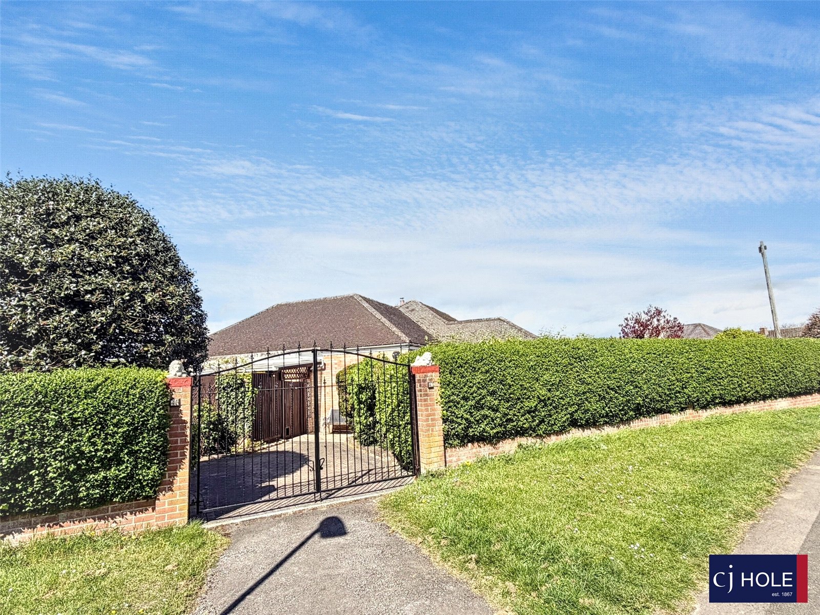 4 bedroom Bungalow for sale in Hucclecote