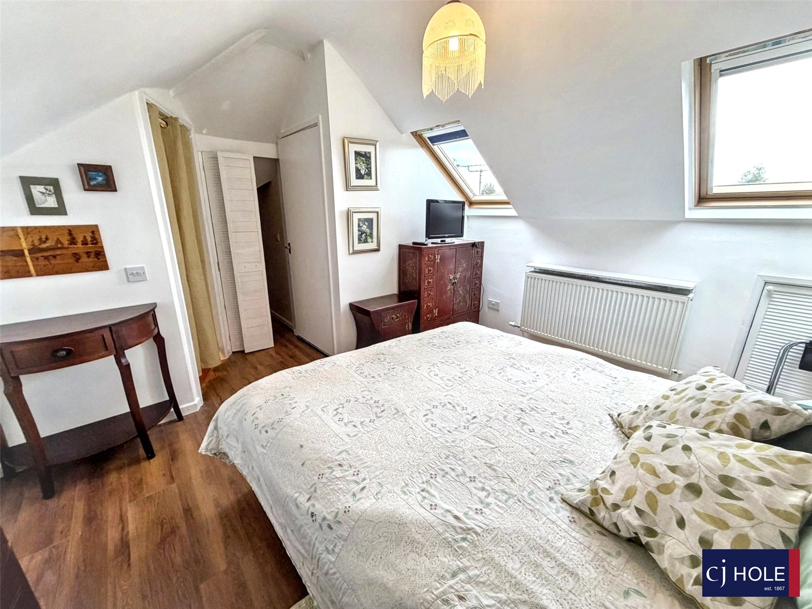4 bedroom Bungalow for sale in Hucclecote