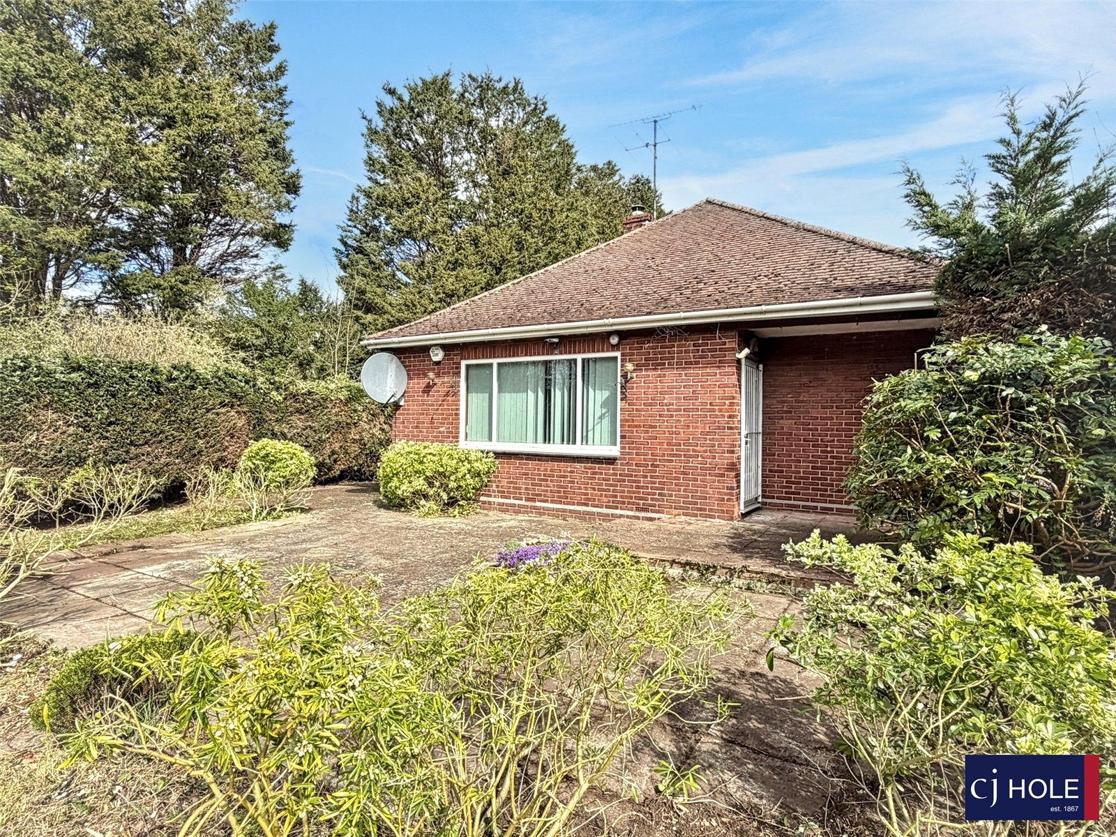 2 bedroom Bungalow for sale in Hucclecote, Gloucester