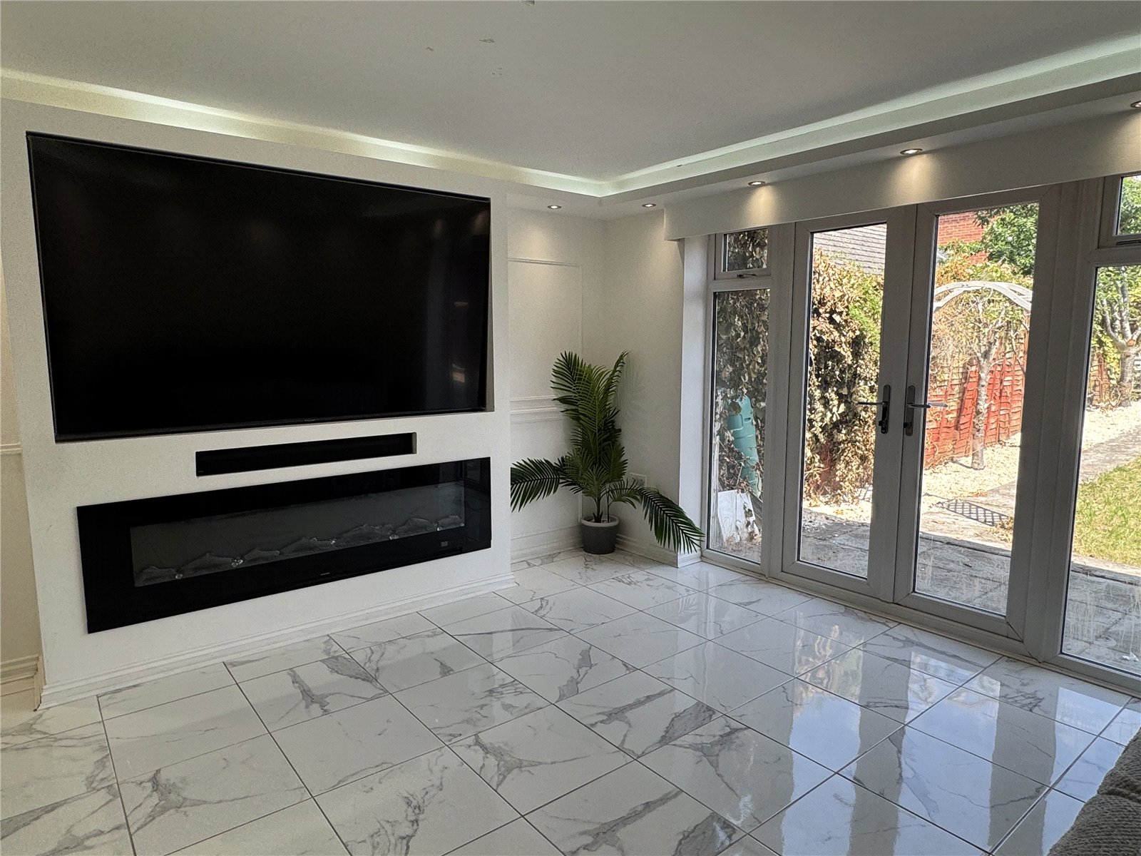 4 bedroom House to let in Hucclecote Road, Gloucester