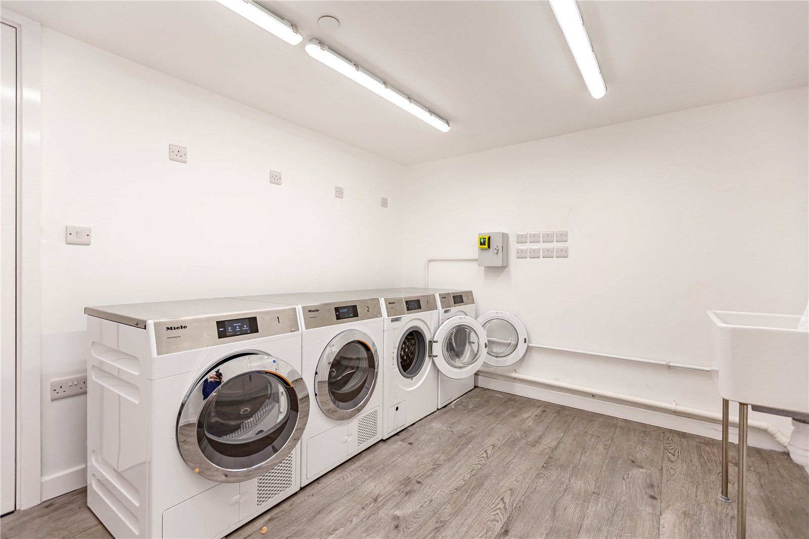 1 bedroom Flat to let in The Square, Long Down Avenue, Bristol
