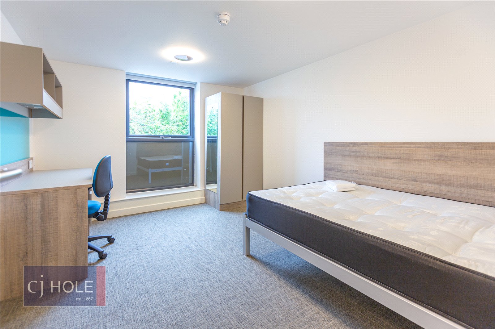 5 bedroom Flat to let in The Square, Long Down Avenue, Bristol