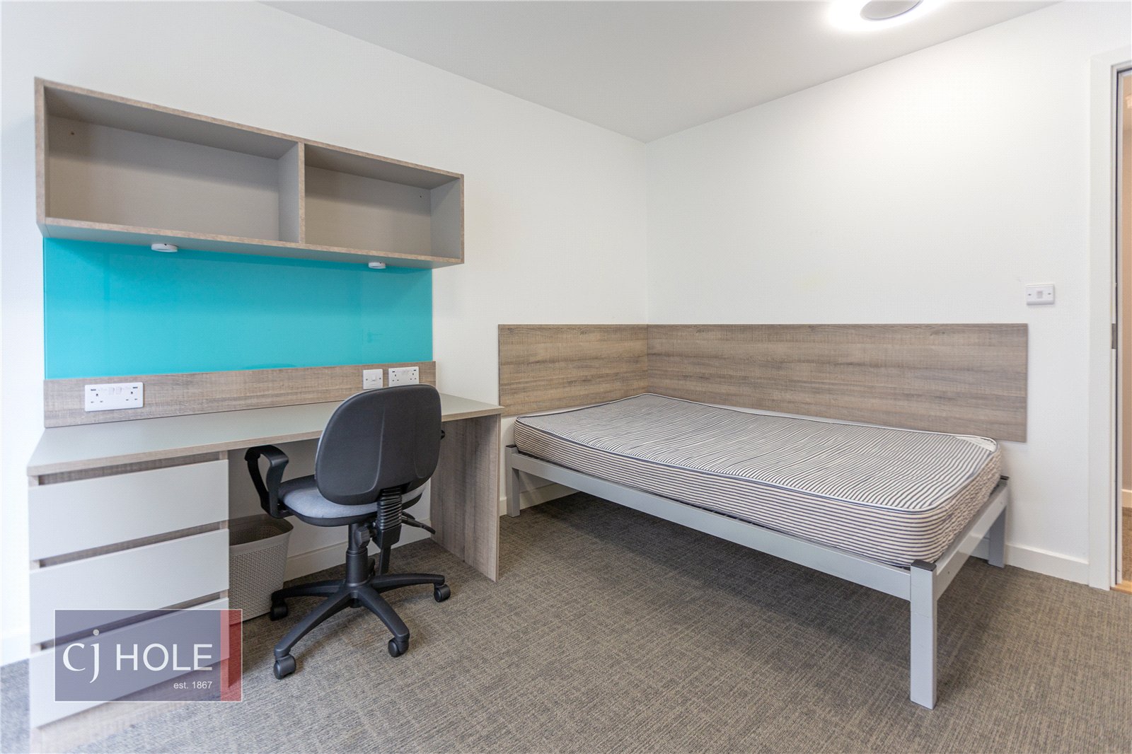 4 bedroom Flat to let in The Square, Long Down Avenue, Bristol