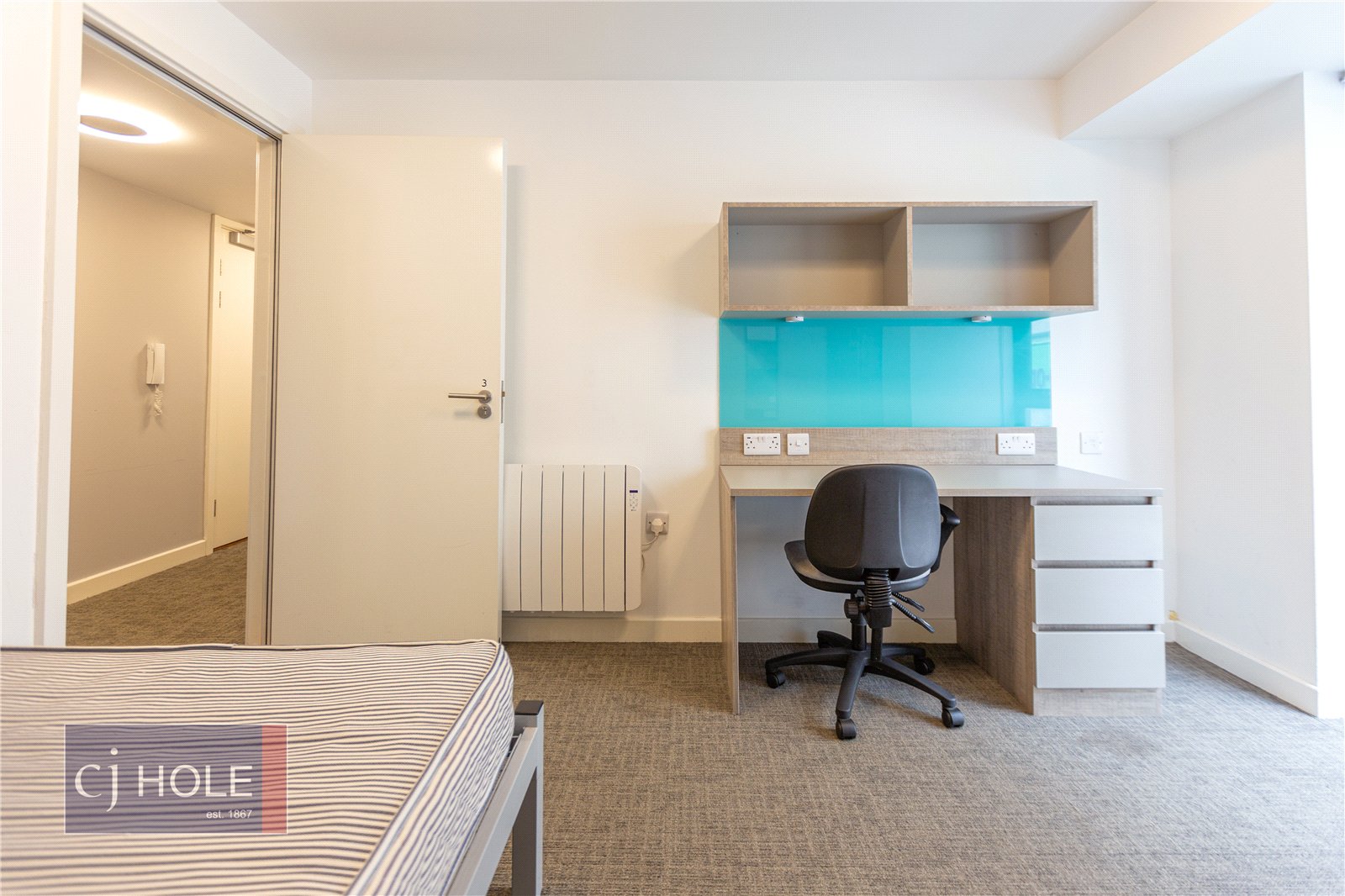 4 bedroom Flat to let in The Square, Long Down Avenue, Bristol