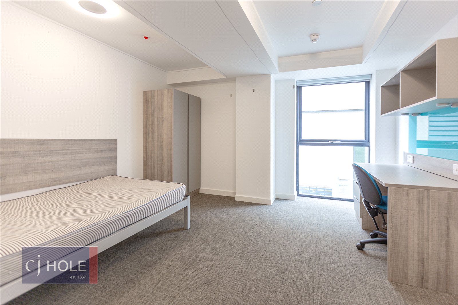 4 bedroom Flat to let in The Square, Long Down Avenue, Bristol