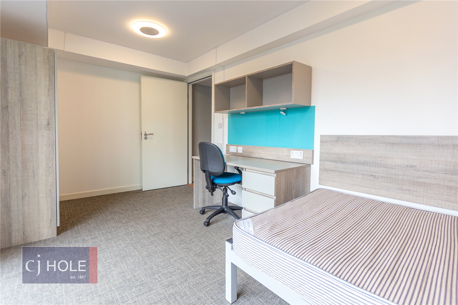 4 bedroom Flat to let in The Square, Long Down Avenue, Bristol